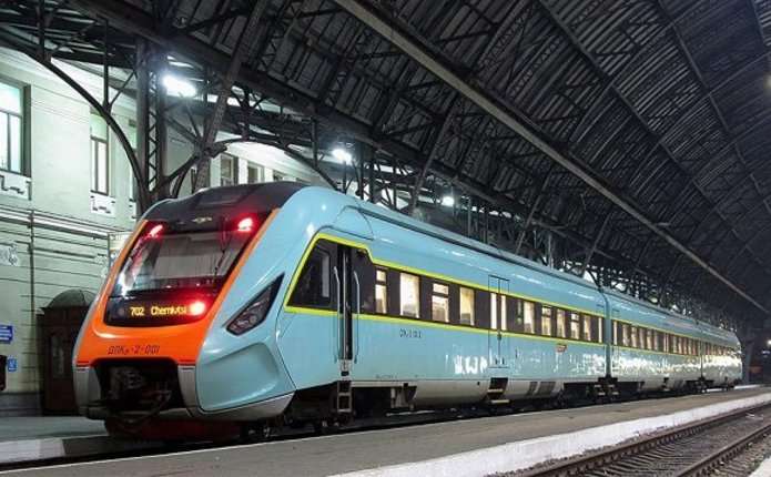 Замість швидкісного потяга зі Львова в Чернівці влітку їхатимуть ...