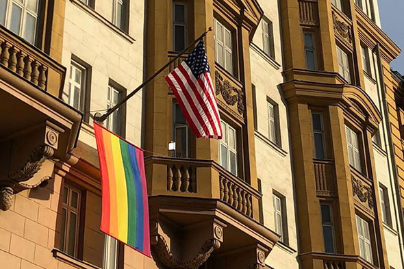 Амбасада США в Москві вивісила на фасаді будівлі веселковий прапор. | Збруч