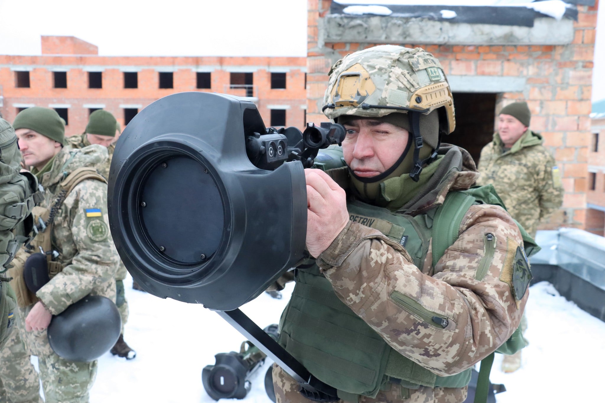 Новости украины военное обозрение. Nlaw гранатомет Британии. Nlaw ПТРК. Nlaw противотанковая управляемая. Nlaw ВСУ.