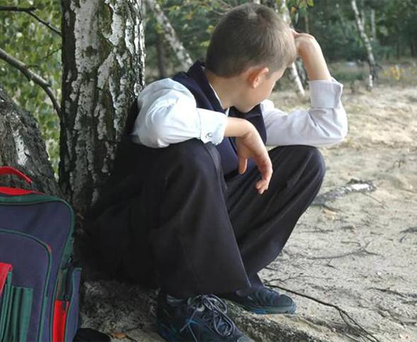 Дети бегают в школе. Прогуливать занятия. Школьник убегает. Прогул школы. Подросток прогуливает школу.